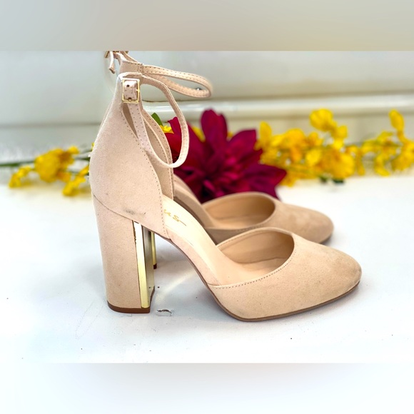 LULUS….. Brand shoes size 8, beautiful Cream color with gold trim heels, Stylish - Picture 3 of 5